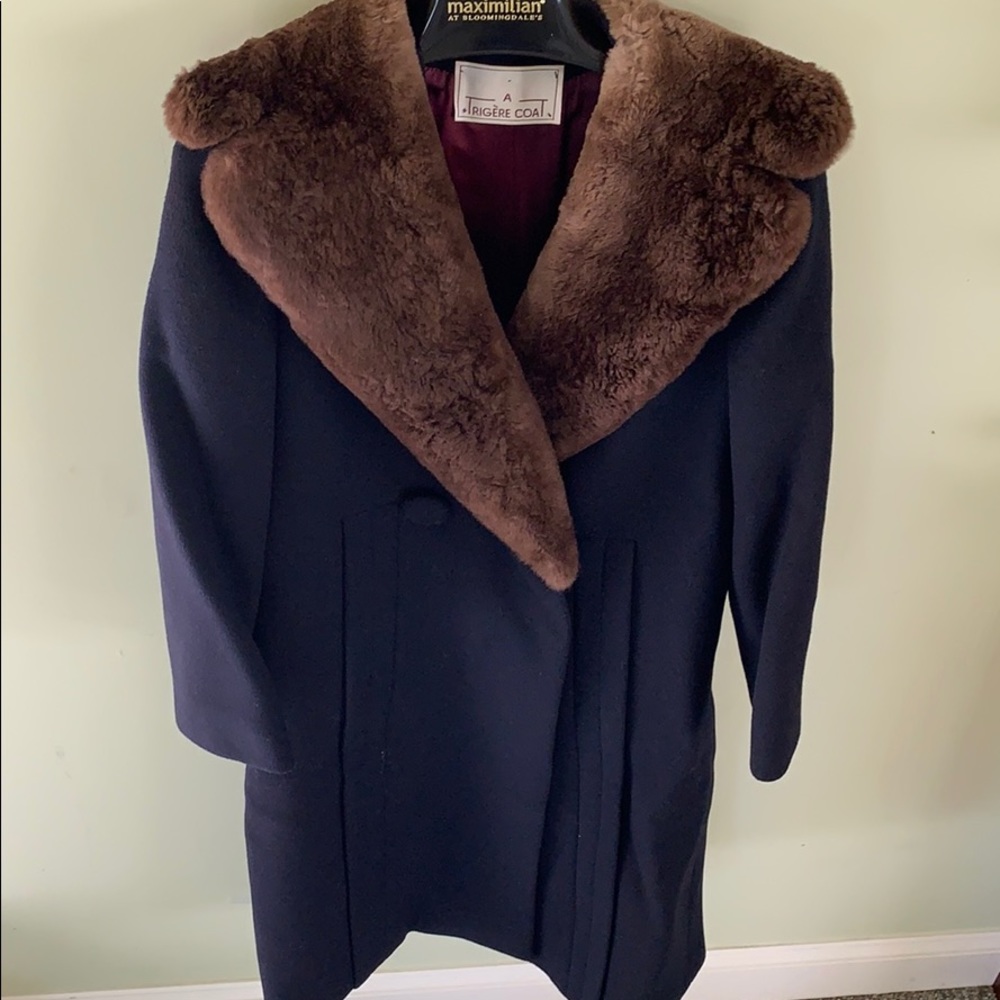 A Trigere wool coat. Beaver collar. Vintage EUC.